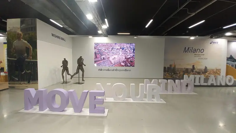 Allestimento ASICS "Move your mind" con grandi lettere a Milano
