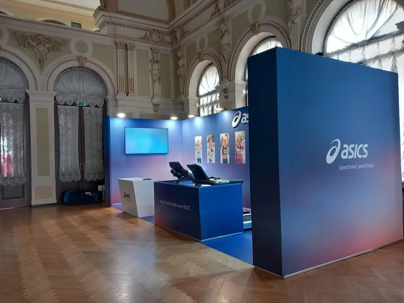 Stand ASICS blu in una sala storica