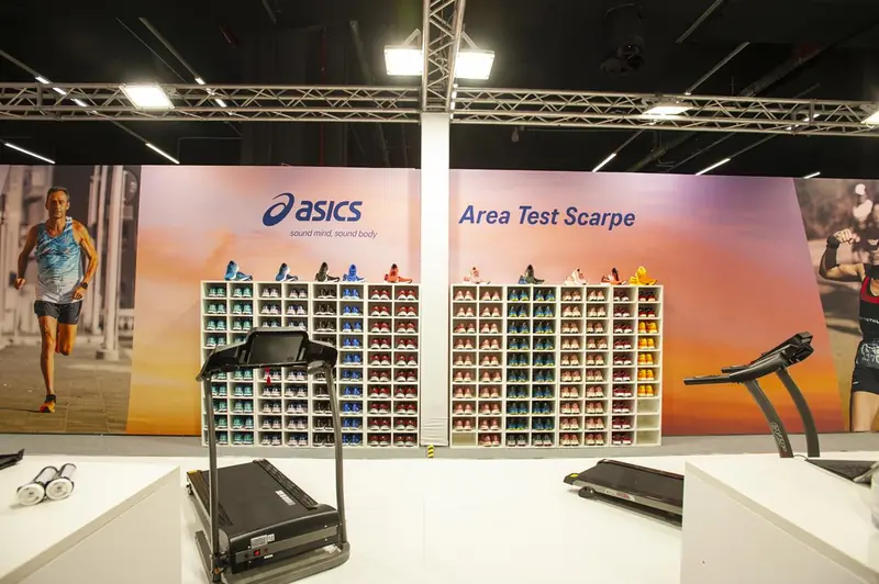 Area test scarpe ASICS con tapis roulant