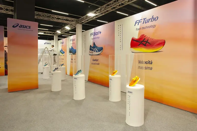 Stand ASICS con scarpe su piedistalli e grafiche "FF Turbo"