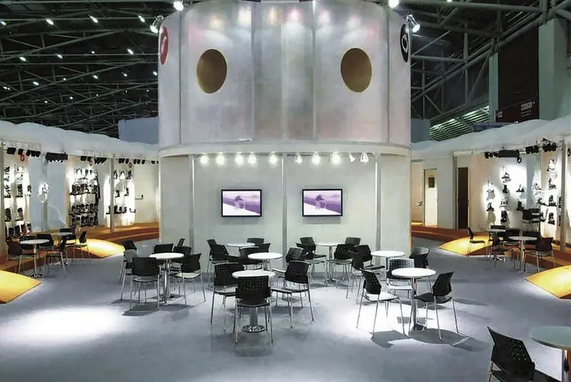 Stand con area tavolini e schermi