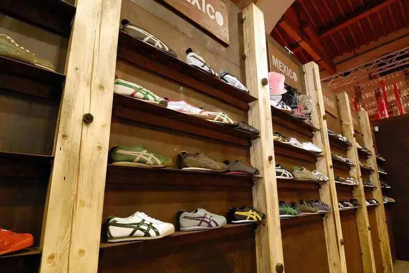 Scaffali in legno con scarpe Onitsuka Tiger