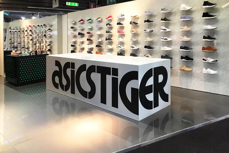 Banco ASICS Tiger con parete di sneakers