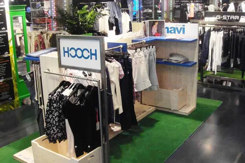 Stand con espositori di abbigliamento Hooch e prato sintetico