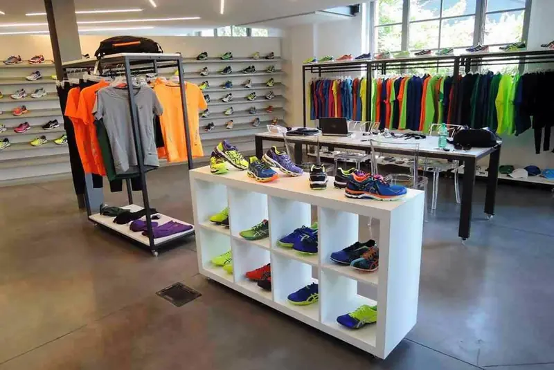 Negozio con scarpe da corsa e abbigliamento sportivo