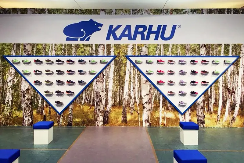 Parete Karhu con scarpe esposte su due triangoli