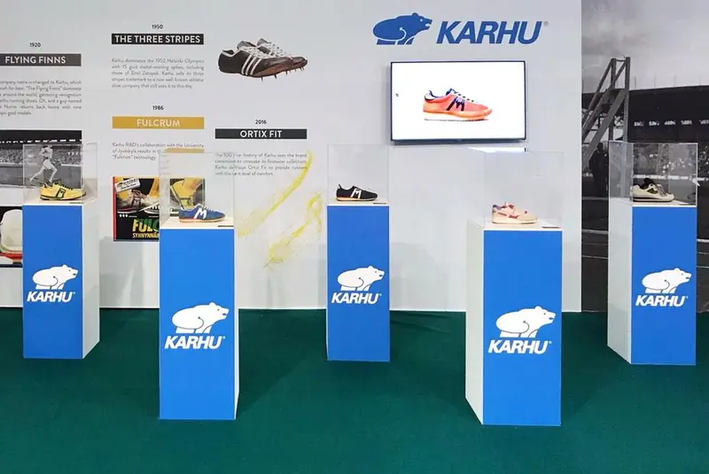 Stand Karhu con scarpe su piedistalli blu