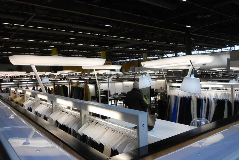 Grande spazio fieristico con espositori di abbigliamento
