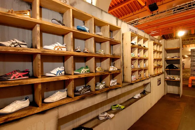 Scaffali in legno con scarpe Onitsuka Tiger