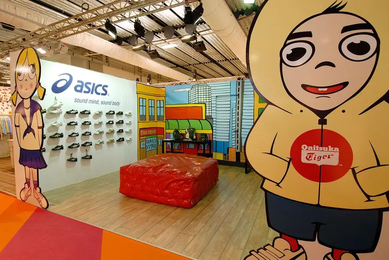 Stand ASICS con personaggi grafici colorati