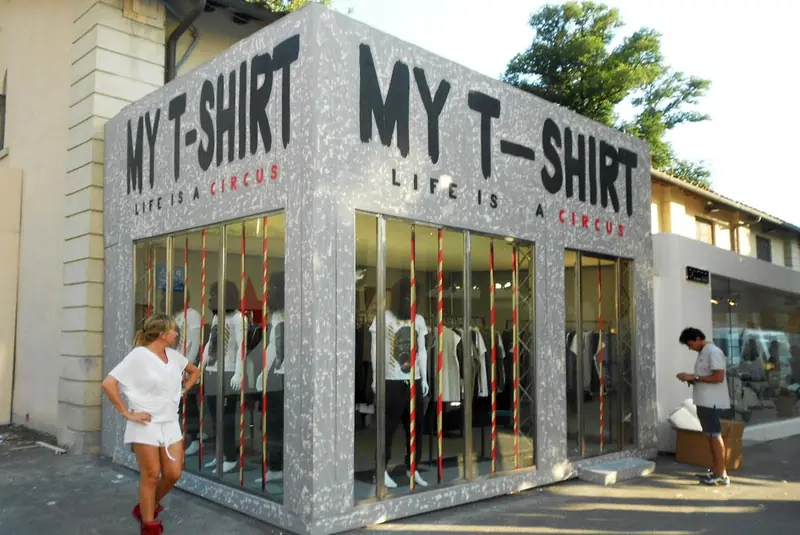 Negozio temporaneo My T-Shirt con vetrine
