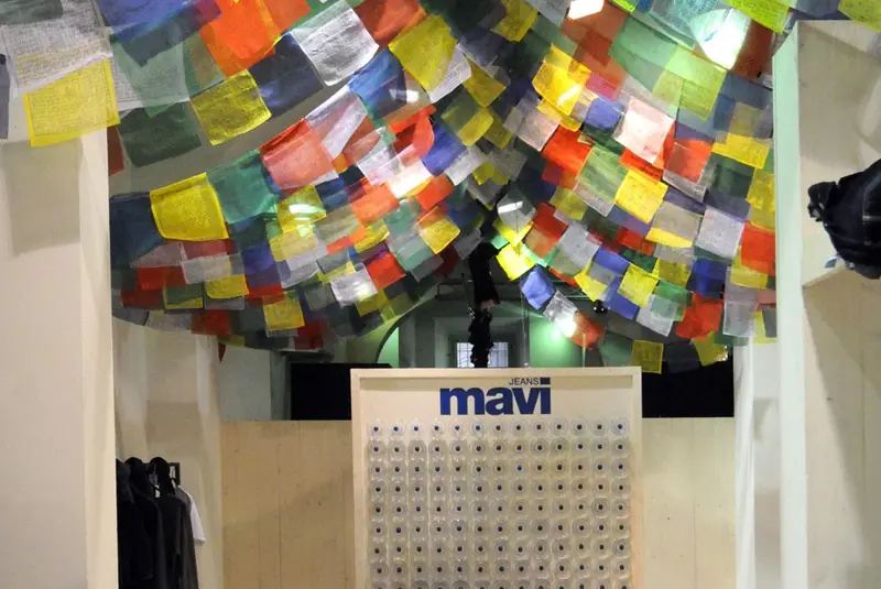 Stand Mavi con soffitto di bandiere colorate