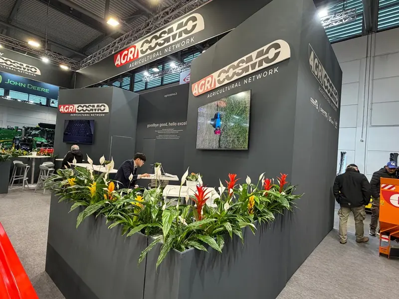 Stand grigio Agricosmo con aiuola di fiori