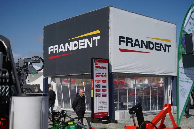 Stand all'aperto Frandent con trattore