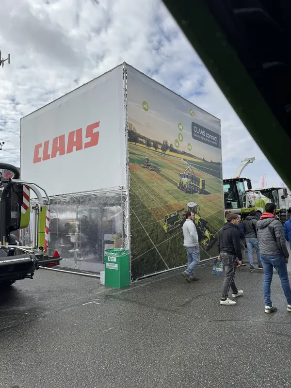 Cubo grafico Claas all'aperto in fiera