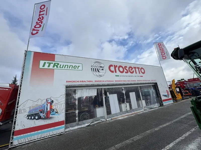 Stand Crosetto all'aperto con grande parete grafica