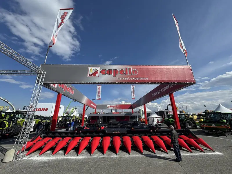 Stand all'aperto Capello con tettoia rossa e testata per mais