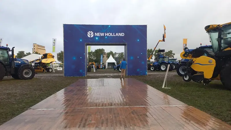 Portale blu New Holland all'ingresso di un'area espositiva