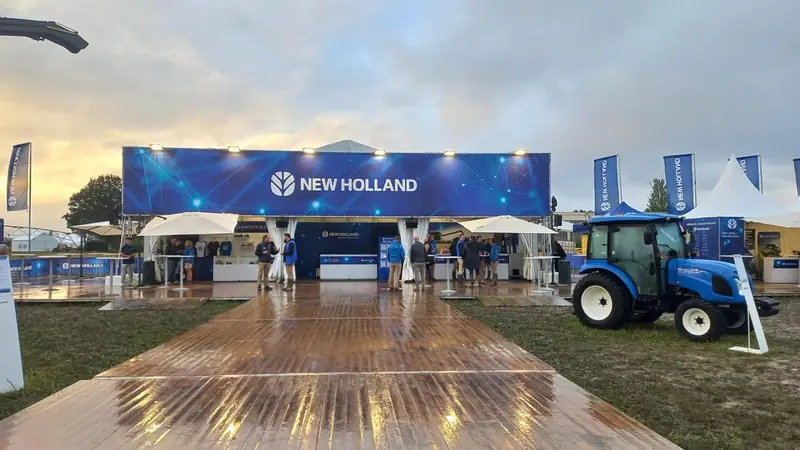 Ingresso New Holland con passerella in legno e trattori
