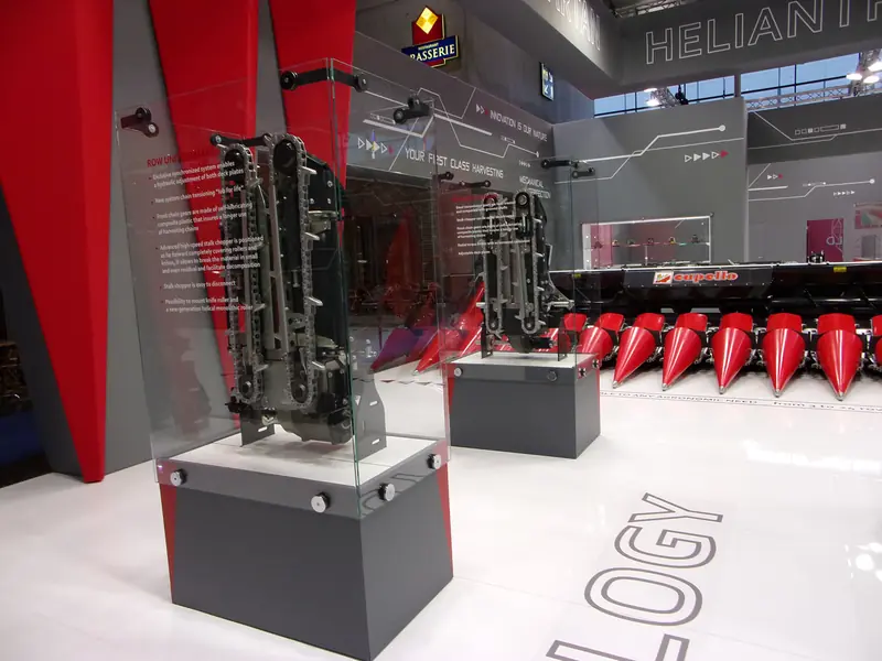 Stand con vetrine di componenti meccanici e testate rosse