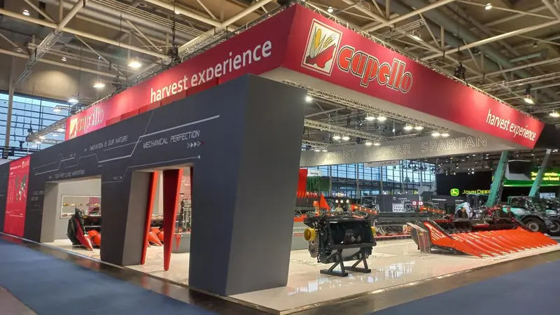 Stand Capello con scritta harvest experience e macchine esposte