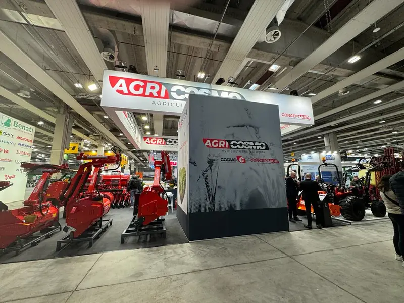 Stand Agricosmo con macchine rosse in fiera