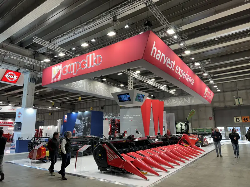 Stand Capello con testata per mais e visitatori
