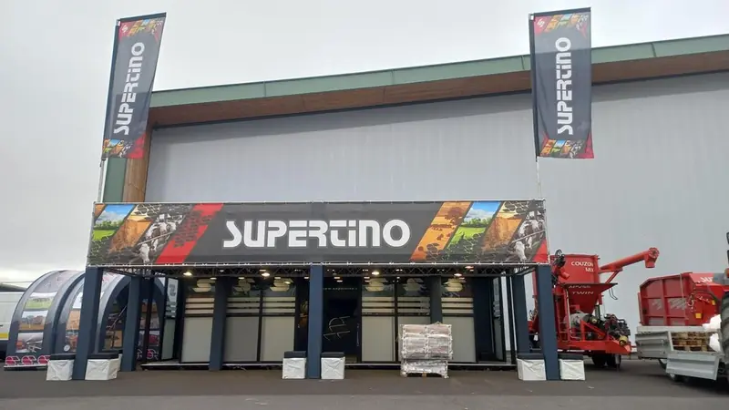 Stand Supertino con struttura e insegna