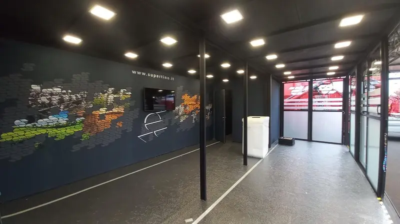 Corridoio nero di uno stand con luci e vetrate