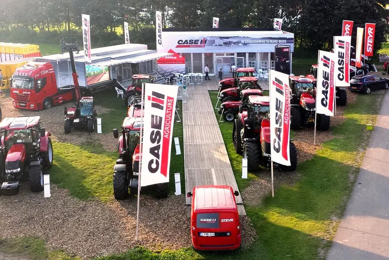 Area Case IH all'aperto con trattori rossi e bandiere