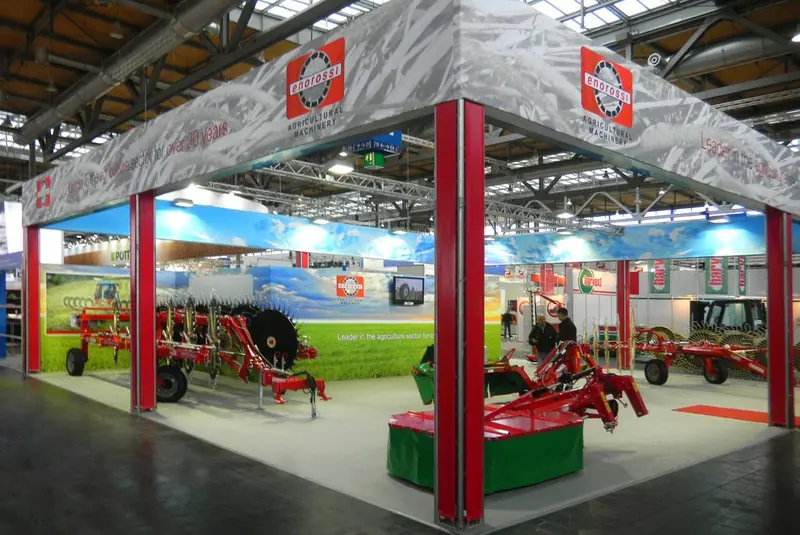 Stand con tettoia grafica rossa e macchine agricole esposte