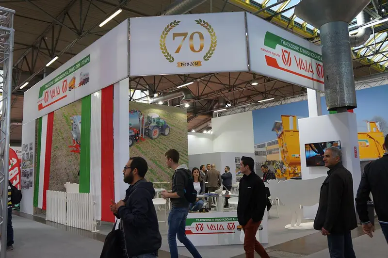 Stand per i 70 anni con i colori della bandiera italiana