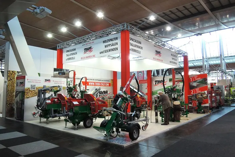 Stand con macchine verdi e rosse esposte