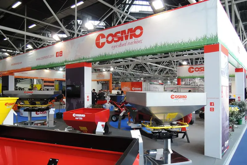 Stand Cosmo con macchine rosse e struttura reticolare