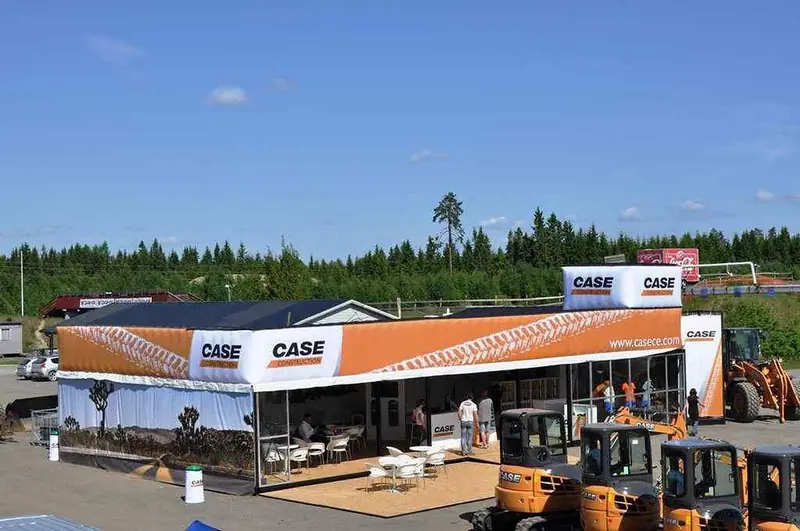 Stand Case all'aperto con mezzi arancioni