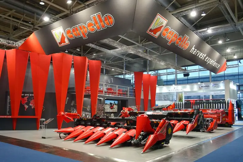 Stand Capello con pennoni rossi e testata per mais