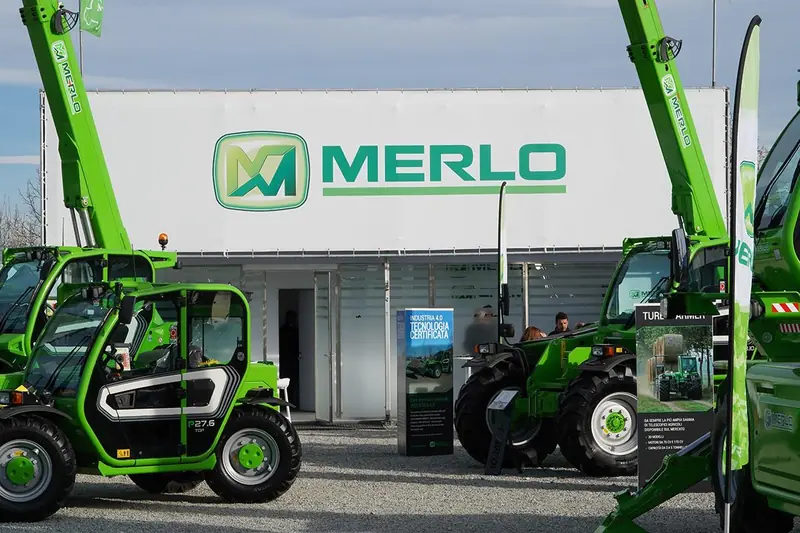 Stand Merlo con sollevatori telescopici verdi