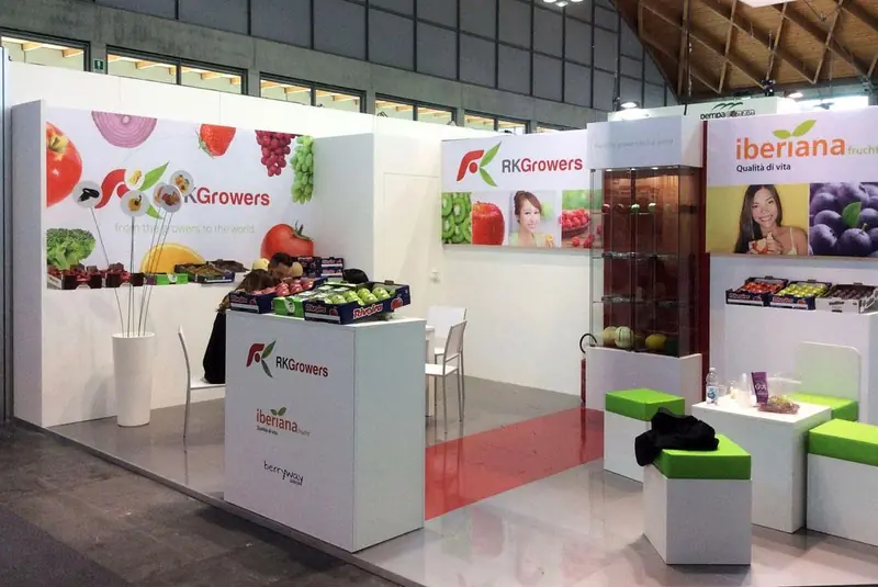 Stand RK Growers con frutta e tavolini