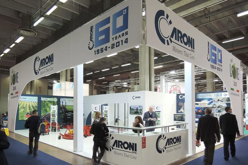 Stand Aroni per i 60 anni con visitatori