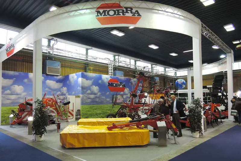 Stand Morra con macchine su prato e telo giallo