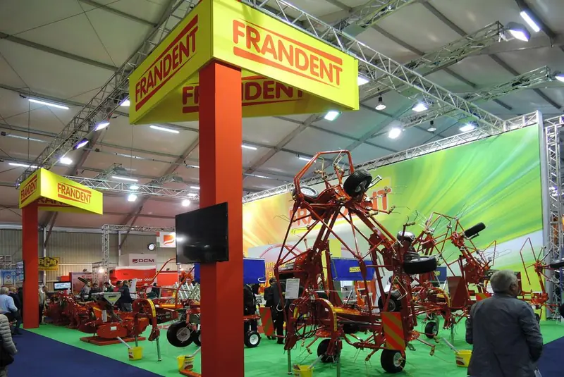 Stand Frandent con macchine rosse su tappeto verde