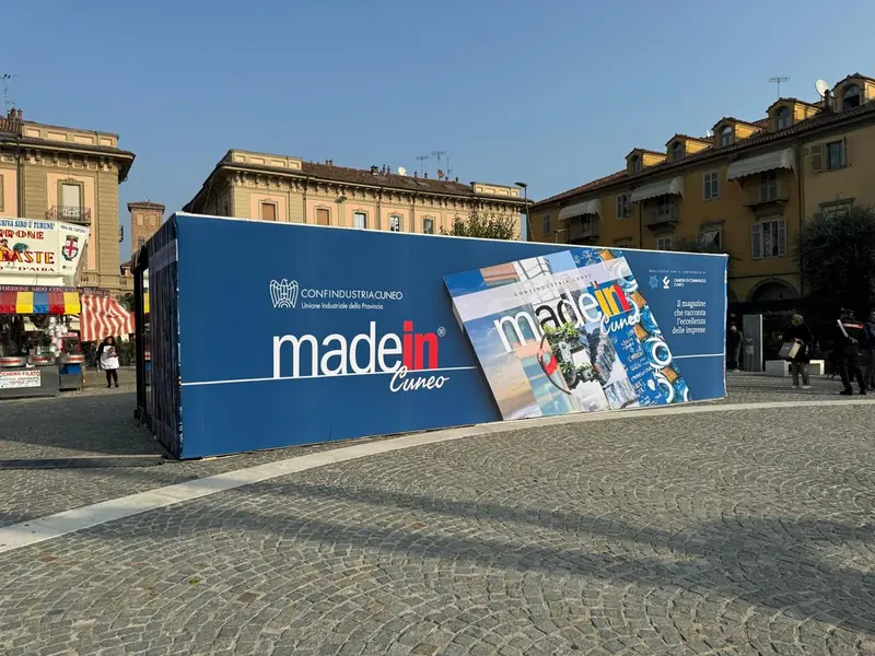 Grande parete grafica "made in Cuneo" in una piazza storica