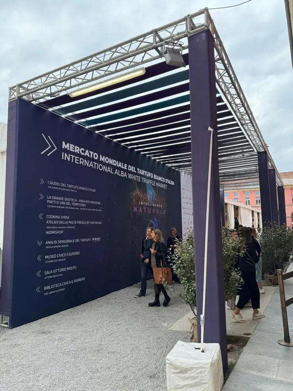 Struttura in traliccio con pannelli grafici e visitatori