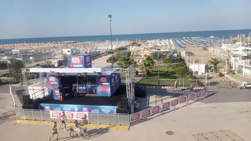 Veduta dall'alto di un palco RDS vicino alla spiaggia di Rimini