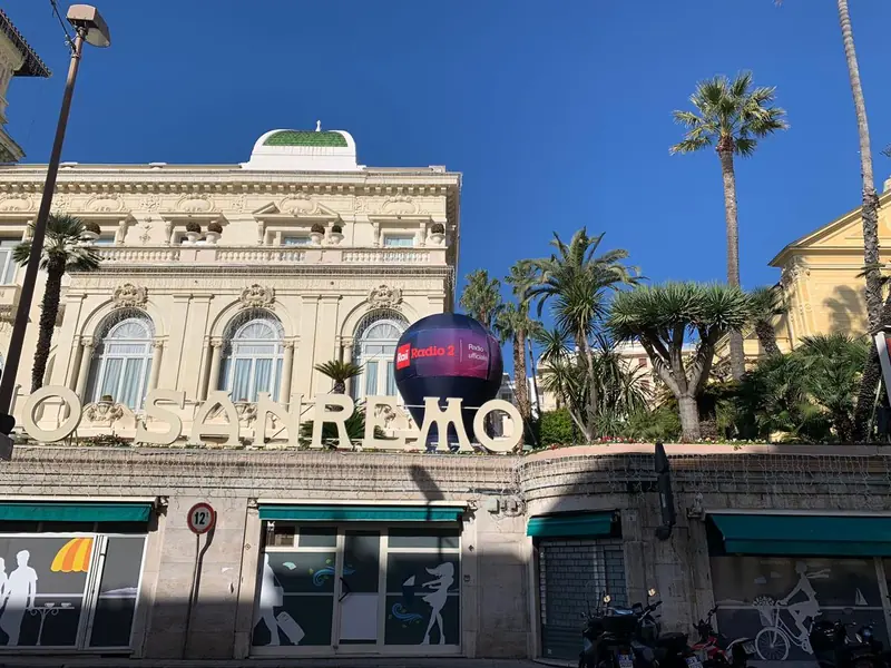 Allestimento con scritta Sanremo sulla facciata di un edificio storico