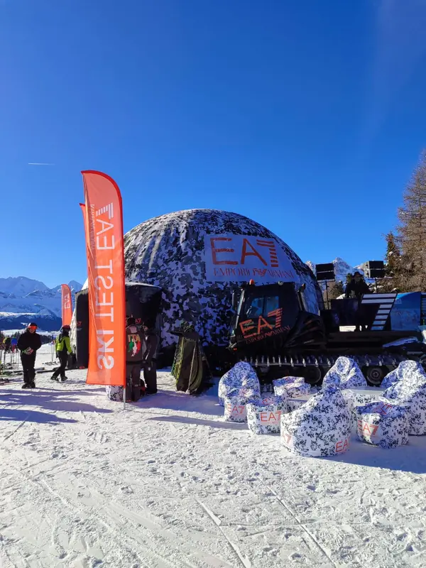 Cupola mimetica con logo EA7 e bandiera a goccia sulla neve