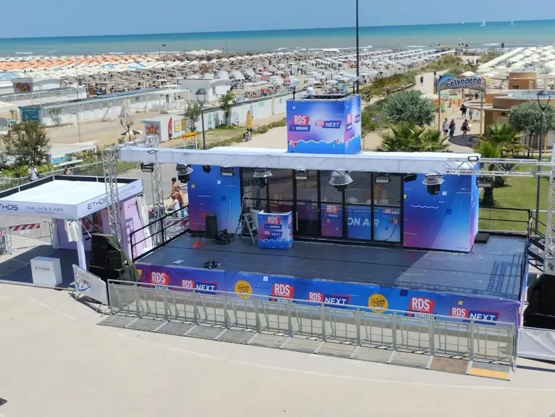 Palco RDS con tettoia visto dall'alto sul lungomare di Rimini