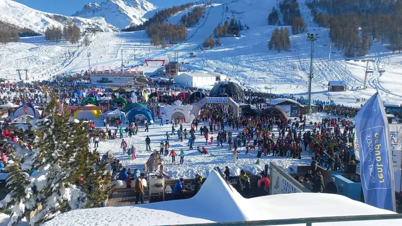 Coppa del mondo di sci femminile 2022 – Sestriere: folla in un villaggio con tende gonfiabili sulle piste