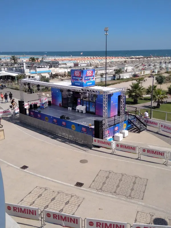 Palco RDS visto dall'alto sul lungomare di Rimini