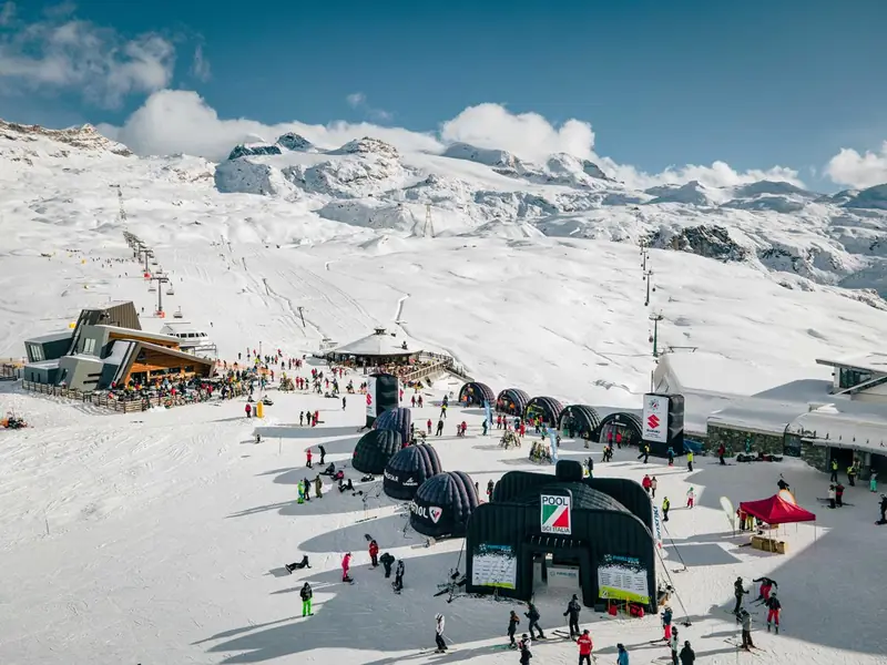 Cervinia 2021 – veduta aerea del comprensorio sciistico con strutture gonfiabili scure
